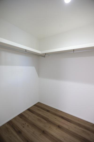 中鶴崎Ｗ　新築の収納|シンプルなデザインの収納スペースです。使いやすいハンガーパイプが設置されています。照明も設置されており室内が明るく見えます。