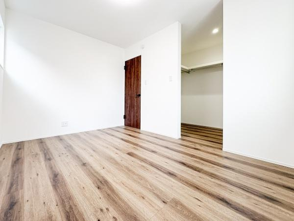 中鶴崎Ｗ　新築の洋室|木目調のフローリングが落ち着いた雰囲気を演出しています。白を基調とした壁面が空間を広く見せます。収納スペースが確保されており整理しやすい造りです。