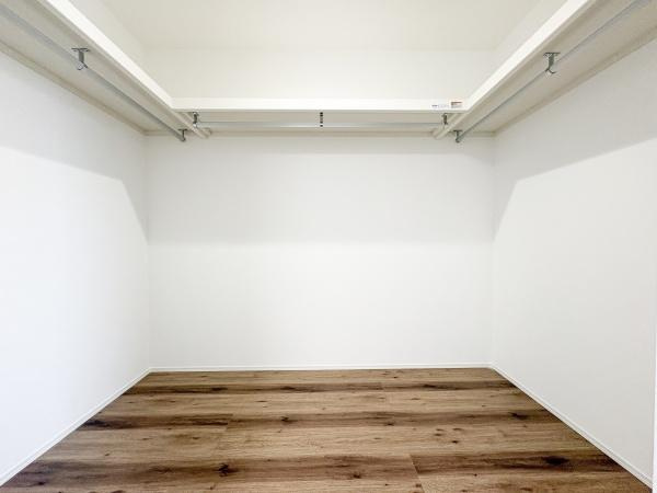 中鶴崎Ｗ　新築の収納|シンプルなデザインの収納スペースです。使いやすいハンガーパイプが設置されています。照明も設置されており室内が明るく見えます。