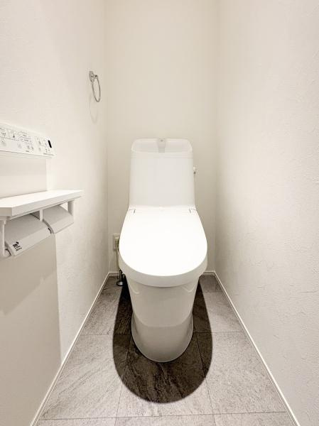 中鶴崎Ｗ　新築のトイレ|白を基調とした明るく清潔感のあるトイレです。