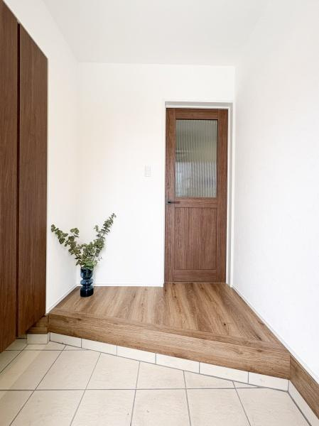 中鶴崎Ｗ　新築の玄関|木目の優しさが感じられる玄関空間。
家に入った瞬間から、あたたかく落ち着いた雰囲気が広がります。