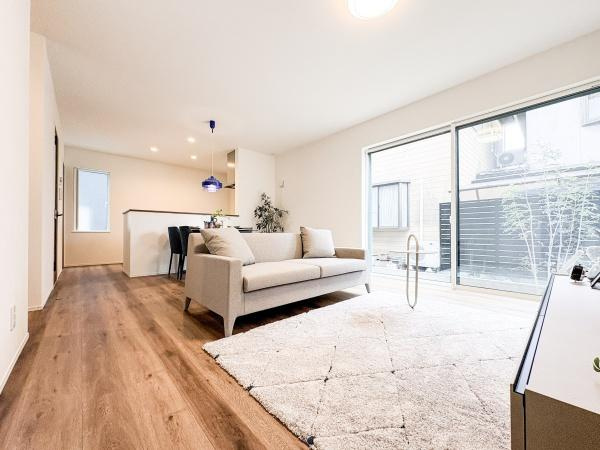 中鶴崎Ｗ　新築の外観|大きな窓からやわらかな光がたっぷり入るリビング。木目の床が空間にぬくもりを添え、家族みんなが自然と集まりたくなる心地よい住まいです。