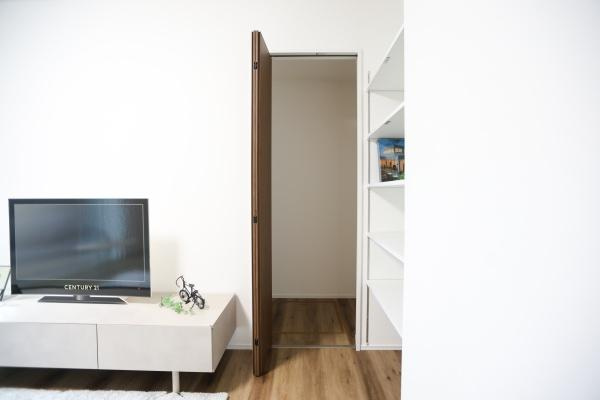 中鶴崎Ｗ　新築の収納|リビングと隣接した収納スペースが便利に使えます。扉付きでスッキリとした印象を保てます。棚も備え付けられており整理整頓しやすい設計です。収納場所に困りません。生活空間をきれいに見せたい方におすすめです。