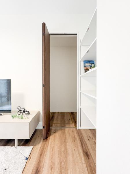 中鶴崎Ｗ　新築の収納|リビングと隣接した収納スペースが便利に使えます。扉付きでスッキリとした印象を保てます。棚も備え付けられており整理整頓しやすい設計です。収納場所に困りません。生活空間をきれいに見せたい方におすすめです。