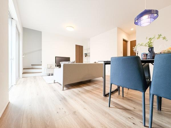 中鶴崎Ｗ　新築の居間・リビング|リビング階段を採用し、家族が自然と顔を合わせやすい間取りです。
2階へ上がるたびに会話が生まれ、毎日のコミュニケーションを大切にしたいご家族にぴったりです。