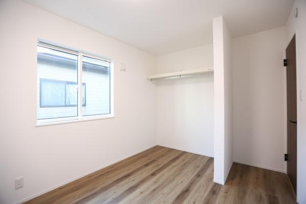 中鶴崎Ｗ　新築の洋室|窓からの採光がしっかりと感じられる洋室です。お部屋全体が明るく広々とした印象を与えます。シンプルな内装で様々なインテリアに合わせやすい空間です。収納スペースが設けられていますので整理整頓にも便利です。