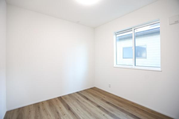 中鶴崎Ｗ　新築の洋室|ホワイトを基調とした内装が明るく落ち着いた雰囲気が感じられる洋室です。二面採光で日中も自然な光が差し込みます。シンプルな空間で使い勝手の良さが印象的です。フローリングの色味がアクセントとなっています。