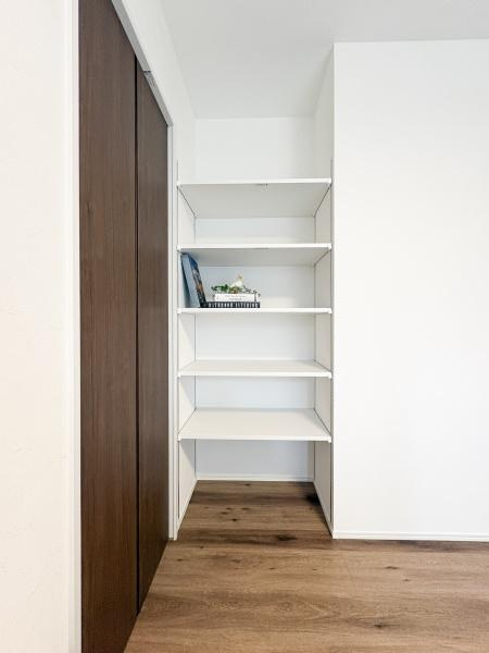 中鶴崎Ｗ　新築の収納|リビングにある棚付き収納。可動棚で高さ調整ができるため、書類や雑貨など用途に合わせて整理しやすいのが魅力です。