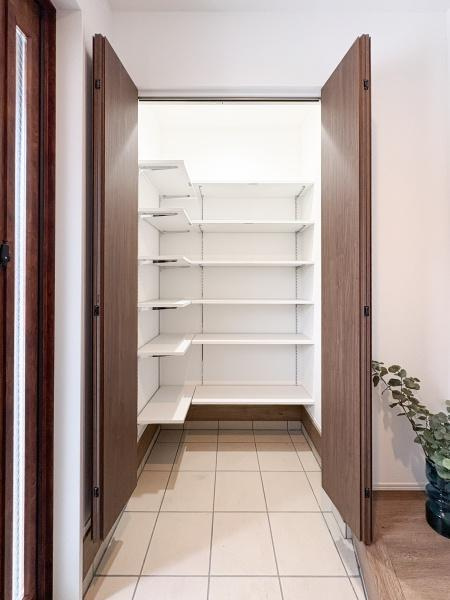 中鶴崎Ｗ　新築の玄関|玄関は明るく清潔感あふれる印象です。収納スペースが充実しておりすっきりとした空間を実現しています。広々としたスペースで快適に利用できます。