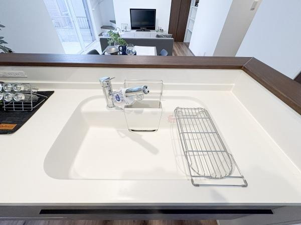 中鶴崎Ｗ　新築のキッチン|広々としたシンクで作業がしやすいキッチンです。シンプルなデザインが空間に調和しています。窓際の明るい配置で気持ちよくお使いいただけます。