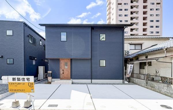 中鶴崎Ｗ　新築のその他|シンプルで落ち着いた色合いの外観が印象的です。木目調の玄関ドアがアクセントとなっています。広々とした駐車スペースが確保されています。