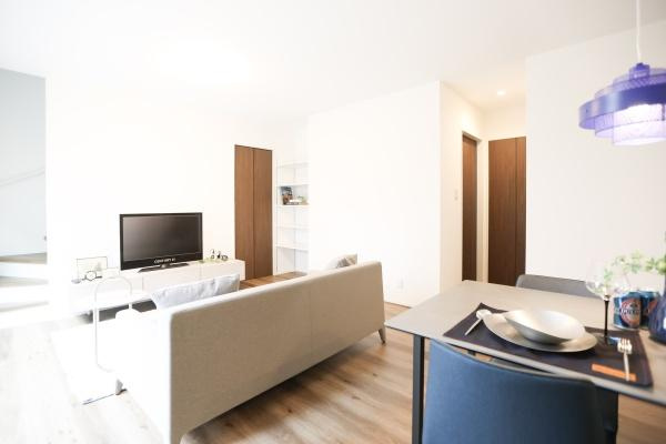 中鶴崎Ｗ　新築の居間・リビング|明るい色合いの床が広がるリビングはナチュラルな印象が感じられます。白を基調とした壁が空間をより開放的に見せます。