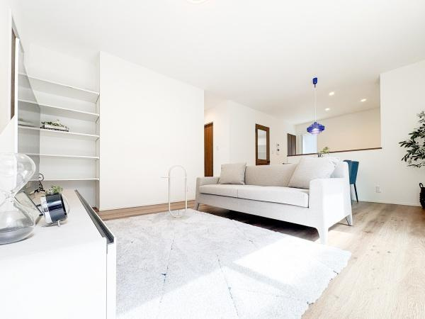 中鶴崎Ｗ　新築の居間・リビング|キッチンからは、リビング全体が見渡せます。家族とコミュニケーションを取りながら、お料理も楽しくできそうです♪