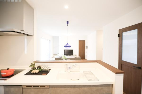 中鶴崎Ｗ　新築のキッチン|対面式のキッチンで、料理をしながらリビングにいる家族の様子を見守ることが出来ます♪