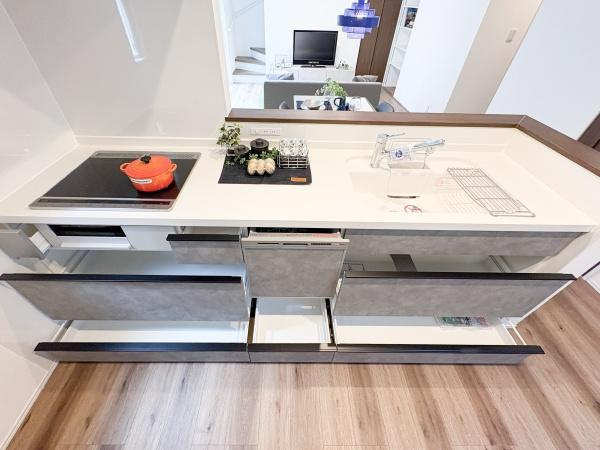 中鶴崎Ｗ　新築のキッチン|キッチンは引き出し収納が充実していて調理器具や食器もすっきりと整理できます。節水・時短に嬉しい食器洗い乾燥機付きです！