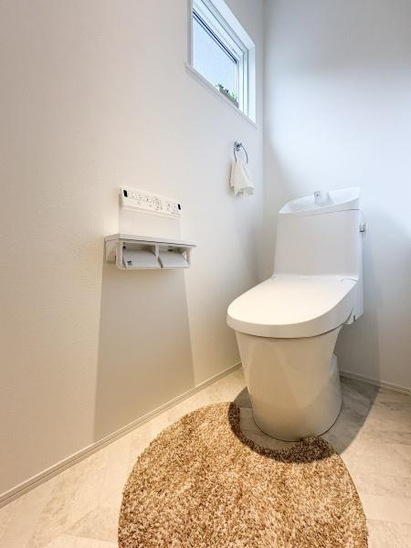 中鶴崎E新築のトイレ|明るい日差しが入るトイレは清潔感のある内装で毎日快適にご利用いただけます。
