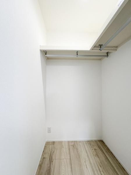 中鶴崎E新築の収納|8帖の主寝室にはウォークインクローゼットを完備！収納の自由度が高く、家族の洋服や荷物がスッキリ片付きます！
