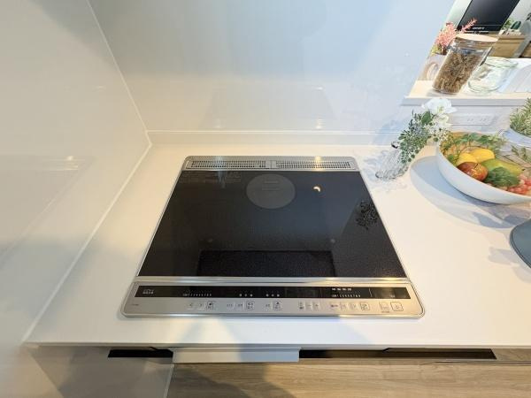 中鶴崎E新築のキッチン|フラットなIHクッキングヒーターでお手入れがしやすいデザインです。操作パネルも見やすく使い勝手に配慮されています。シンプルなキッチンで空間がすっきりしています。