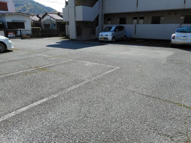 ジュネス　オクラバ　Bの駐車場