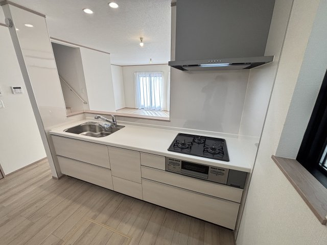 春日井市妙慶町2期｜名古屋市の戸建ならホームアップのキッチン|お子様を見守りながらお料理ができるオープン対面キッチン