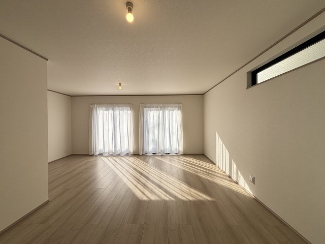 春日井市妙慶町2期｜名古屋市の戸建ならホームアップの居間・リビング|南から陽射しが入り明るいリビング