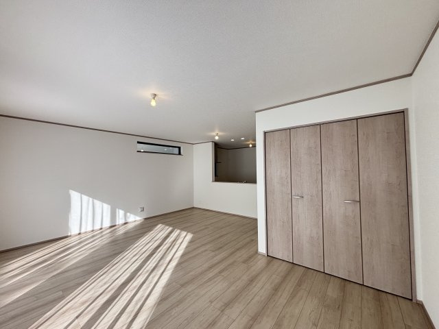 春日井市妙慶町2期｜名古屋市の戸建ならホームアップの居間・リビング|リビングには便利な収納庫