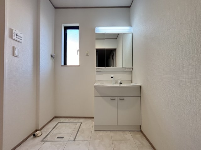 春日井市妙慶町2期｜名古屋市の戸建ならホームアップの独立洗面台|三面鏡で朝の身支度に最適