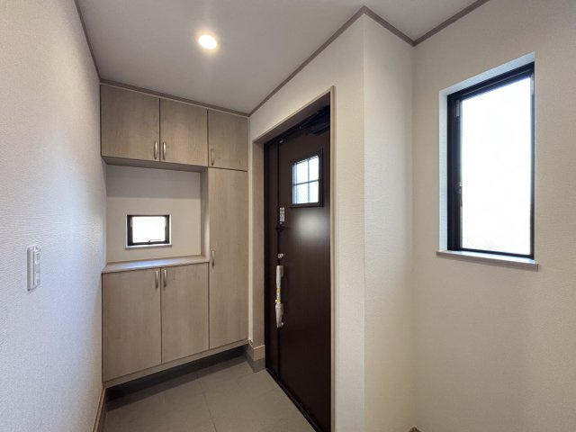 春日井市妙慶町2期｜名古屋市の戸建ならホームアップの玄関|収納力あるシューズボックス付き