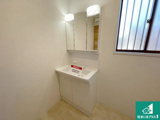 大津市青山　中古一戸建ての独立洗面台|清潔感のある洗面台です。フラットな鏡は掃除がしやすく毎日清潔！鏡裏には収納があるのでスッキリとした洗面台が保てます。
