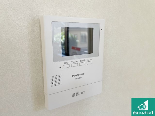 大津市青山　中古一戸建ての防犯設備|カラーモニターインターホン！声だけでなく来訪者の姿や顔がモニターで確認できるので、小さなお子様がいらっしゃるご家庭でも安心できます！
