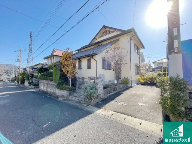大津市青山　中古一戸建ての前面道路含む現地写真|周辺は閑静な住宅街！前面道路広々で車の出し入れも便利です。駐車が苦手な方でも安心して車庫入れできます！