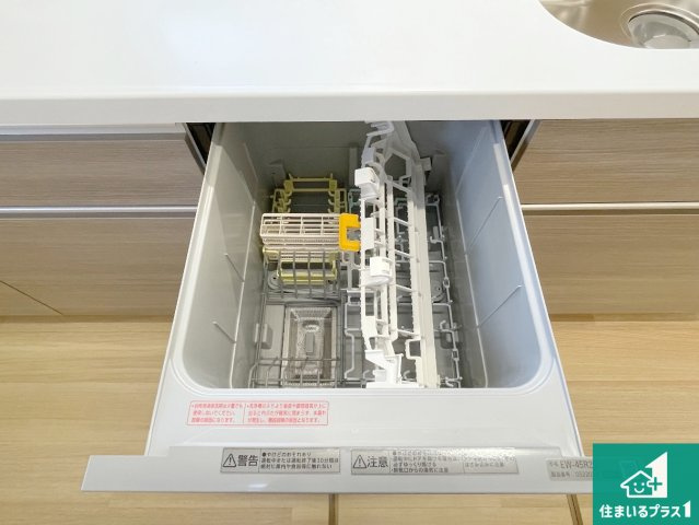 大津市青山　中古一戸建ての設備|食事後の一仕事、食器洗いをボタン一つでお任せできちゃいます！場所を取らないビルトイン式なので、お料理スペースもしっかり確保！
