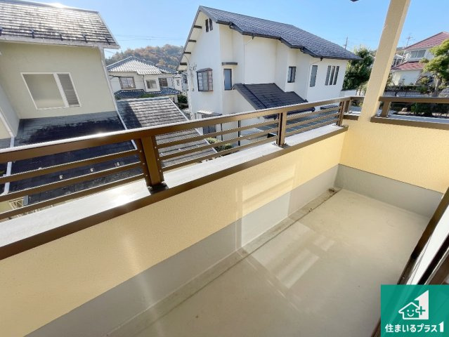 大津市青山　中古一戸建てのバルコニー|南側に面したバルコニーですので明るい日差しを取り込み洗濯物をしっかり乾かしてくれます。
