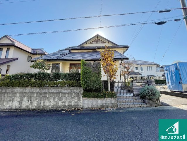 大津市青山　中古一戸建ての外観|周辺は落ち着いた街並みの住宅地！子育てがしやすい住環境です！気になることがありましたら、お気軽にお問い合わせください！
