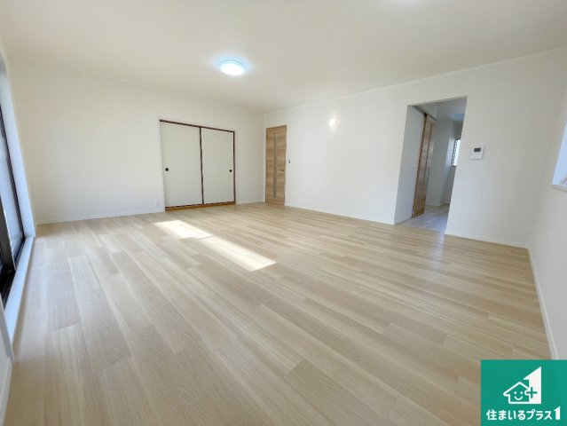 大津市青山　中古一戸建ての居間・リビング|シンプルなリビングは、観葉植物等のインテリアを楽しめますね！パパ好みにも、ママ好みにも家具次第で雰囲気を変えることができます！
