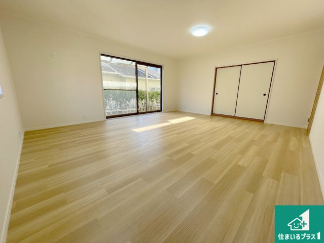 大津市青山　中古一戸建ての居間・リビング|シンプルなリビングは、観葉植物等のインテリアを楽しめますね！パパ好みにも、ママ好みにも家具次第で雰囲気を変えることができます！
