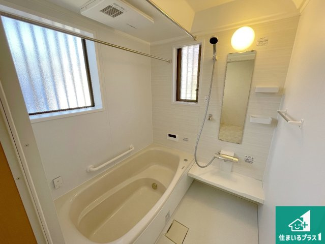 大津市青山　中古一戸建ての浴室|足をゆったり伸ばして寛げる浴槽です。窓が設けられていますので差し込む光が明るく穏やかな雰囲気にしてくれます♪浴室乾燥機も設置しているので、雨の日の洗濯物も安心です♪
