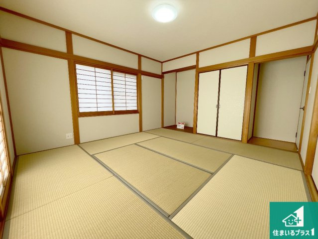 大津市青山　中古一戸建ての和室|一室あると便利な和室は客間としてだけでなく、小さなお子様のプレイルームや食後のくつろぎスペースとしてもご利用いただけます。収納もついていますので大活躍間違いなし！