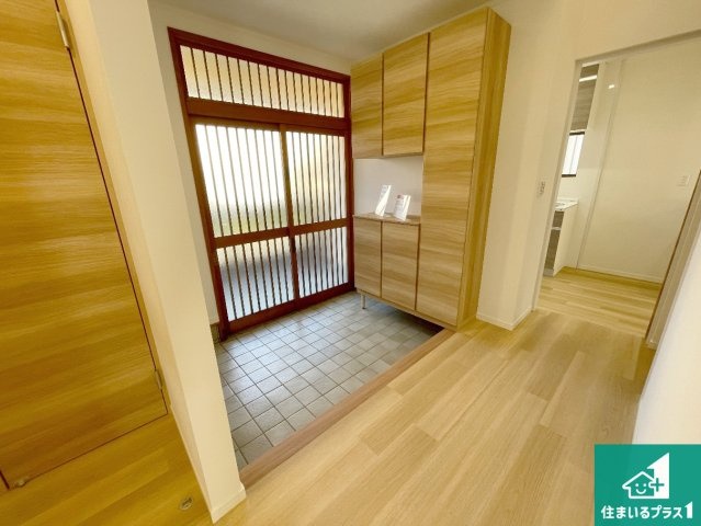 大津市青山　中古一戸建ての玄関|シューズボックスにはたくさんの靴が収納できるので玄関周りはいつもスッキリ！ご家族が増えても安心！