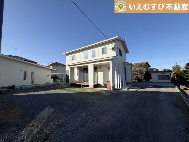 深谷市原郷　中古戸建の駐車場|複数台駐車可能なゆとりのカースペース
複数台車をお持ちでも、お友達が遊びに来てもゆとりの駐車スペース！