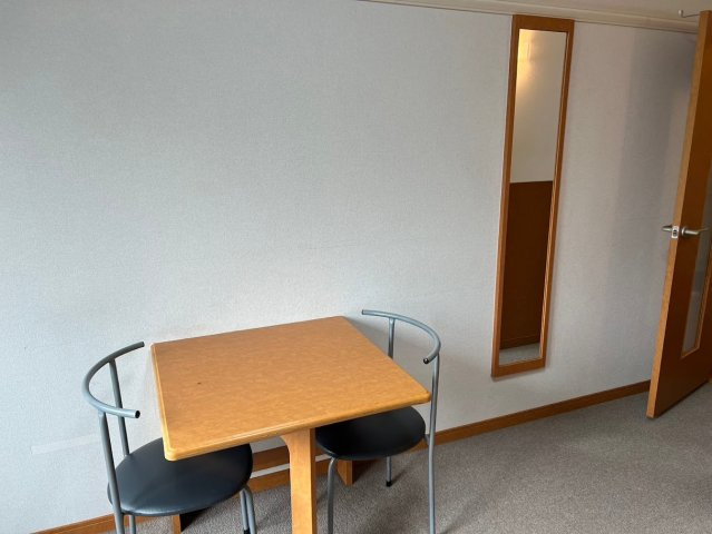 SENAハウスの居間・リビング|折り畳み可能なテーブルです