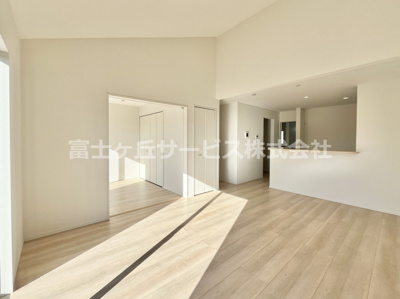 【居間・リビング】 | 磐田市豊岡 10期 新築一戸建て 2号棟 | LDK18.5帖