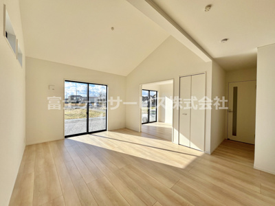 【居間・リビング】 | 磐田市豊岡 10期 新築一戸建て 2号棟 | LDK18.5帖