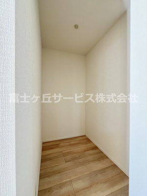 【収納】 | 磐田市豊岡 10期 新築一戸建て 2号棟 | キッチン横のパントリー