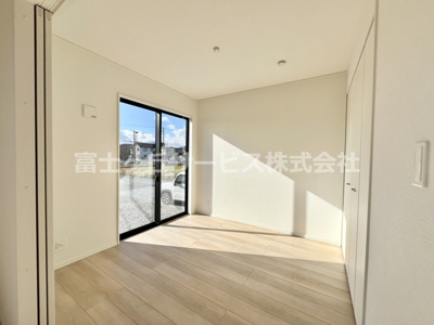 【洋室】 | 磐田市豊岡 10期 新築一戸建て 2号棟 | LDK横の洋室