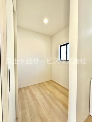 【ランドリースペース】 | 磐田市豊岡 10期 新築一戸建て 2号棟 | 洗面所横に2帖のランドリールームがあります