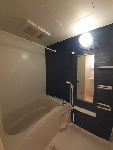 ブルースカイ幸和Ⅰの浴室|落ち着いた空間のお風呂です