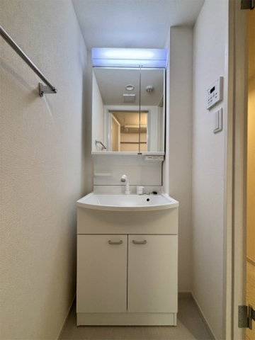 リブリ・検見川浜の独立洗面台|ゆったりとスペースのある洗面所