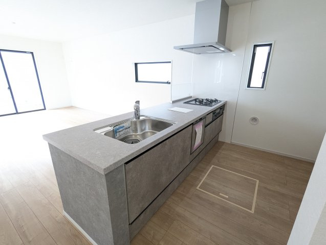 日立市大久保町　1期のキッチン|三口コンロでお料理もスムーズ！うれしい食洗器付きで時短に繋がり～家事もラク～！！