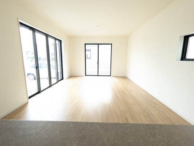 日立市大久保町　1期の洋室|キッチンから見たリビングです。リビングは家族皆が集まる場所～家族会議からお子様の日々の成長を感じれる場所です